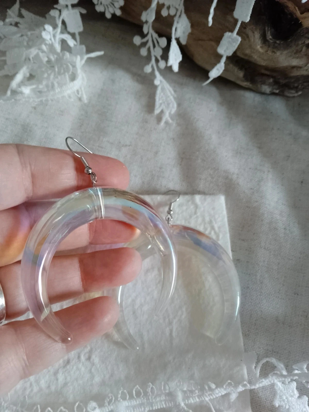 Boucles d'oreilles bohèmes lunes translucides – photo 3